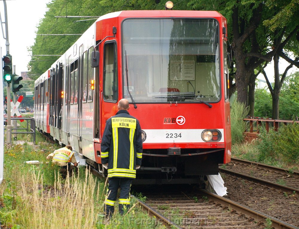 Person unter KVB Bahn Koeln Bayenthal Gustav Heinemann Ufer P32.JPG